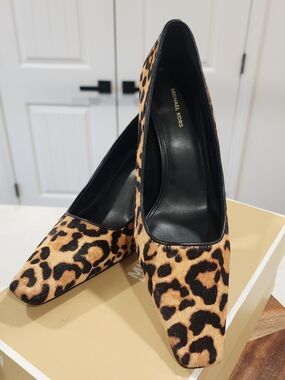 Michael Kors Leopard Print Pointed Toe Pumps - Tan/Black